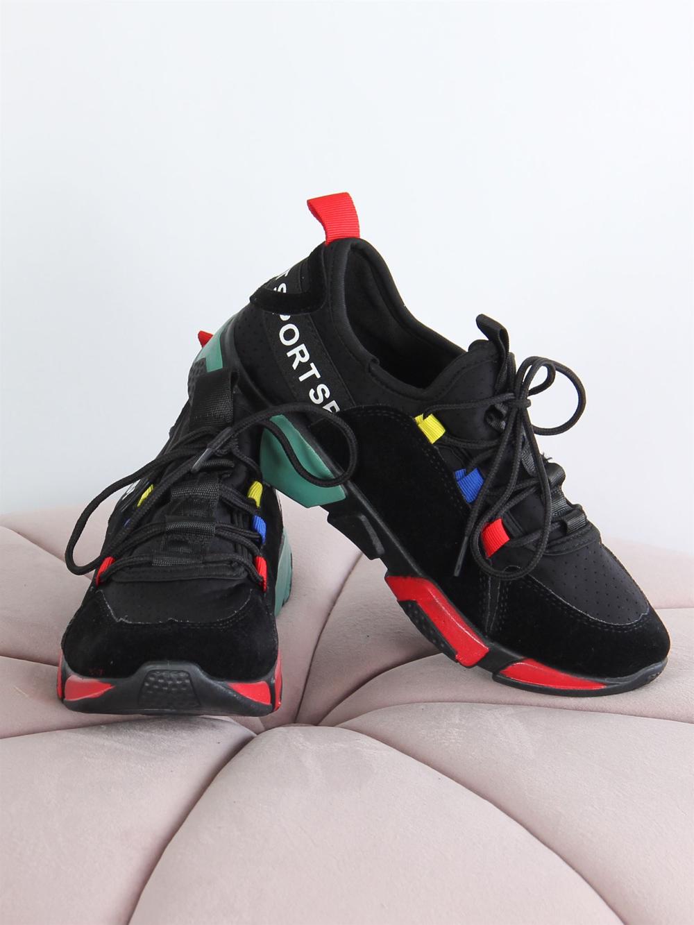 Lura - Svarta sneakers med detaljer i olika färger